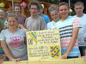 Die Gedenktafel in russischer und deutscher Schrift soll an den Bau der Waldhütte erinnern. Foto: Bieger