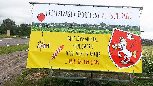 Sogar an  der B 463 bei Owingen kündigt ein riesiges Plakat das fünfte Trillfinger Dorffest an. Foto: Pfeffer Foto: Schwarzwälder-Bote
