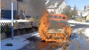 Auto gerät in Schömberg in Brand