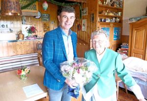 Bürgermeister Dieter Bischoff gratulierte Erna Lange zum 95. Geburtstag.  Foto: Stadler Foto: Schwarzwälder Bote