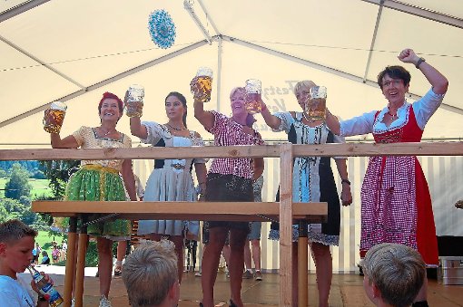 Und hoch den Humpen: Diese fünf Frauen gehen in Roßwangen beim Wettbewerb Miss Bayerischer Tag an den Start. Erste Disziplin: Maßkrugstemmen.  Foto: Hahn
