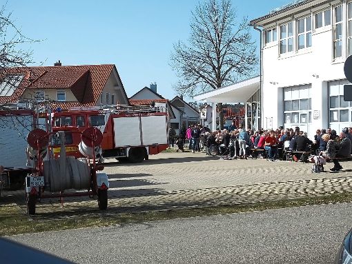 In der Frühlingssonne genossen die Besucher den Tag der offenen Tür bei der Feuerwehrabteilung Sommenhardt/Zavelstein. Foto: Stocker Foto: Schwarzwälder-Bote