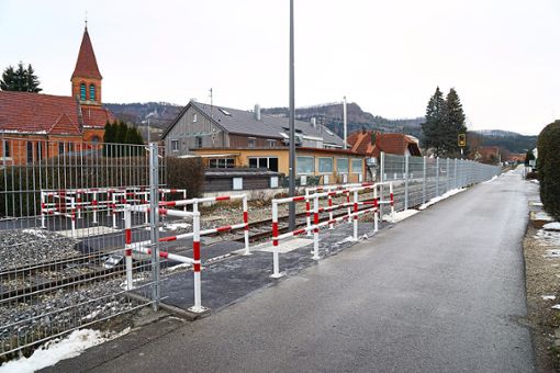 Der Pfarrweg in Schlatt: Ob der Bahnübergang das Sträßlein zu eng macht, muss nun geklärt werden.  Foto: Stopper Foto: Schwarzwälder Bote
