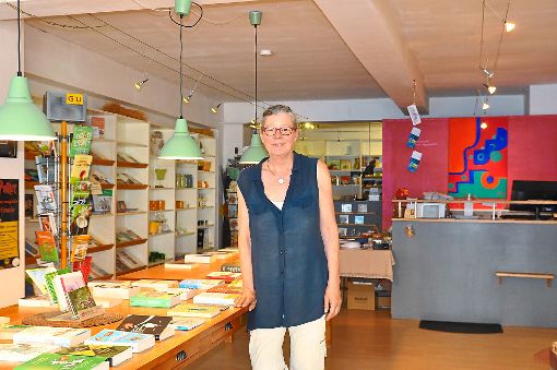Die Inhaberin des Buchladens an der Hauptstraße, Bettina Matheisen (54), hört Ende des Monats auf. Der Abschied fällt ihr schwer, denn die Arbeit hat ihr immer große Freude bereitet. Doch der Rückgang der Kundennachfrage und der Onlineversandhandel machten der gelernten Industriekauffrau zu schaffen.   Foto: Steitz