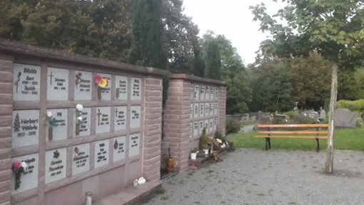 Die Gemeinde Schiltach will auf dem Friedhof neben Urnenwänden noch mehr pflegearme Bestattungsformen anbieten. Künftig soll es Rasengräber und parkähnliche Flächen geben. Foto: Jambrek