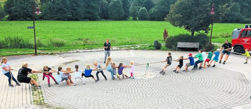 Kräftemessen von Kindern und Helfern  beim Tauziehen auf dem Rapp-Platz in Unterschwandorf. Foto: Stadler Foto: Schwarzwälder Bote