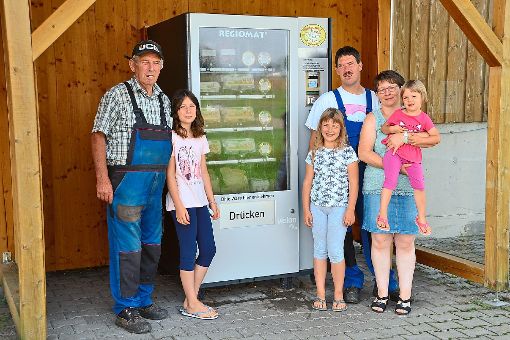 Familie Jourdan aus Neuhengstett vor einem ihrer Regiomat-Automaten, mit dem sie unter anderem die Direktvermarktung ihrer selbstproduzierten Eier aus Bodenhaltung betreiben.  Foto: Kunert