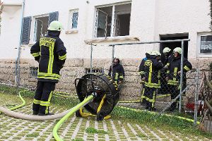 Mit einem Wasserlüfter entlüftet die Rottweiler Feuerwehr das Wohnhaus. Foto: Schwarzwälder-Bote