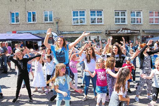 Flashmop: Die Schüler luden zum Tanzen ein. Foto: Rothe Foto: Schwarzwälder-Bote