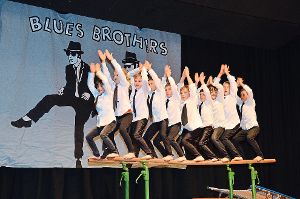 Als Blues Brothers begeistern die Jungen von der Leistungsriege die Zuschauer bei der TV-Nikolausfeier. Foto: Schwarzwälder-Bote