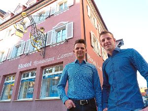 Christopher Bier-Nürnberg (links) und Steven Bier wollen frischen Schwung ins Hotel Lamm bringen.  Foto: Otto