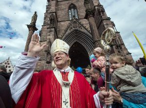 Der Freiburger Erzbischof Stephan Burger nach seiner Weihe im Juni 2014 vor dem Münster. Foto: Seeger