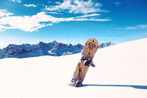 Design und Natur vereint: Bis das Snowboard made in Althengstett in Serie ging, tüftelten die Erfinden drei Jahre lang. Foto: Steinboc