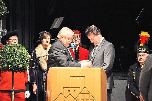 Bürgermeister-Stellvertreter Udo Prange (links) legte Wolfgang Hermann die Amtskette um.  Foto: Reinhard