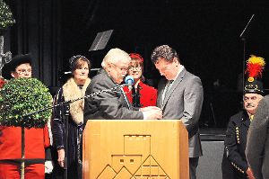 Bürgermeister-Stellvertreter Udo Prange (links) legte Wolfgang Hermann die Amtskette um.  Foto: Reinhard