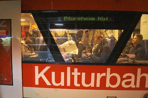 Der Zug, der um 7.12 Uhr von Unterreichenbach nach Pforzheim fährt, ist so voll, dass viele Fahrgäste stehen müssen. Foto: Krokauer