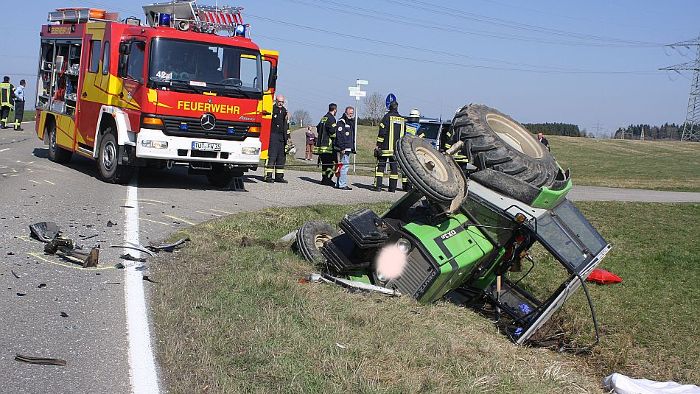 Traktor-Fahrer stirbt bei Unfall auf Kreisstraße