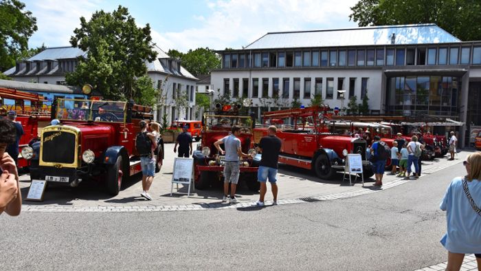 Zehn alte Feuerwehrautos haben in Lahr und Ettenheim Halt gemacht