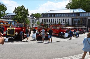 Zehn alte Feuerwehrautos waren in Lahr zu Gast. Foto: Blessing