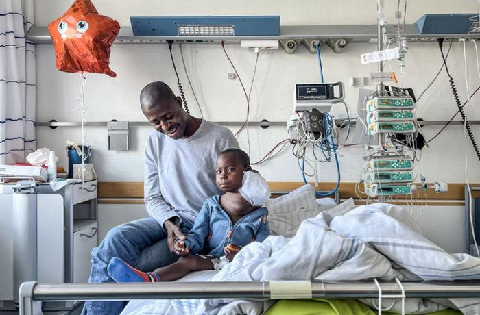 Hilfsaktion aus Rottweil: Chemo zeigt Wirkung – Daniel aus Kamerun kann  wieder sprechen