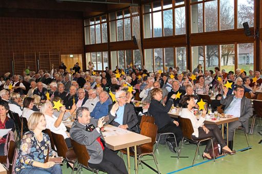 Die Senioren aus Schömberg und Schörzingen machen mit und halten Sterne in die Höhe.   Fotos: Dillmann Foto: Schwarzwälder Bote