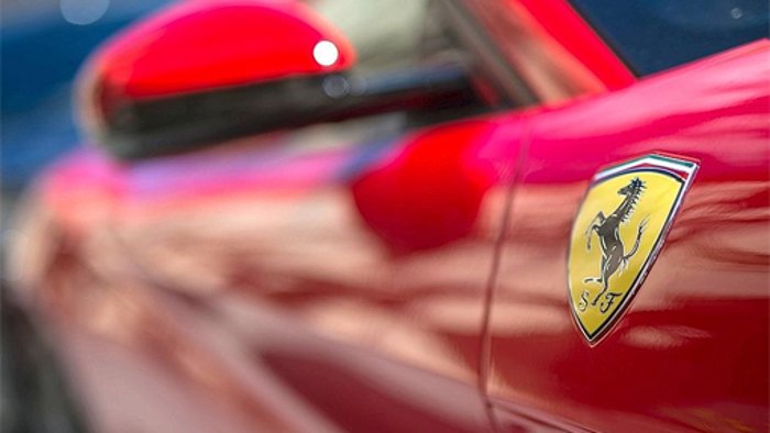 24. Oktober: Unfall mit neuem Ferrari gebaut