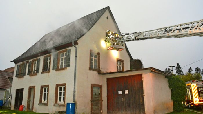 Feuer in einem historischen Werkstattgebäude angenommen