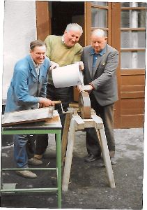 Sie leisteten einst ganze Arbeit:  Ernst Günter (von links), der Sauhändler Hermann Stopper   und das  Original Otto Schäfer  versuchten sich als Schleifer. Archiv-Foto: Ranft Foto: Schwarzwälder-Bote
