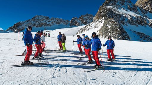 Zwar war die Schneedecke noch dünn, die Skifahrer hatten trotzdem ihren Spaß. Foto: Kramer Foto: Schwarzwälder Bote