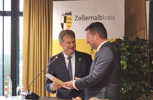 Bürgermeister von Hechingen Philipp Hahn (rechts) händigt Günther-Martin Pauli das Dokument zum Beamten auf Zeit aus. Foto: Rahmann