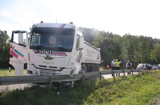 Der Lastwagen prallte nach seinem Ausweichmanöver in die Leitplanke Foto: Thomas Kost