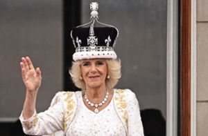 Das Krönungskleid von Königin Camilla ist ein Kunstwerk für sich. Foto: AFP/OLI SCARFF