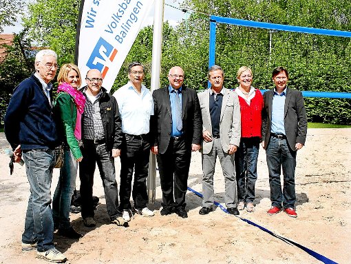 Vertreter der BTG, der TSG und der Sponsoren haben nun das neue Beachvolleyballfeld eingeweiht.  Foto: Leukhardt