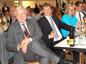 Der  hessische Ministerpräsident Volker Bouffier (links vorne, daneben Landrat Günther-Martin Pauli) hatte gestern Abend einen Wahlkampfauftritt in der Burladinger Stadthalle.  Foto: Klingler