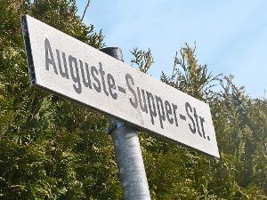 Durchaus umstritten – aber auch das Schild Auguste-Supper-Str. bleibt.  Foto: Verstl Foto: Schwarzwälder-Bote