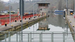 Schiffe sitzen auf dem Neckar weiter fest