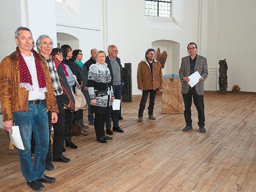 Klaus Schubert eröffnet die Ausstellung, im Vordergrund Klaus und Hans Paul Möller, die die Vernissage mit Texten und Liedern umrahmen.  Foto: Vögele Foto: Schwarzwälder-Bote