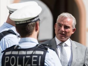 Der baden-württembergische Innenminister Thomas Strobl (CDU) spricht nach einer Pressekonferenz mit Polizisten. Foto: dpa