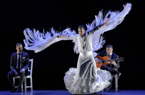 Manuel Liñán tanzt  in „Baile de autor“ im Schleppenkleid und löst nicht nur Geschlechtergrenzen auf. Foto: Marcos Gpunto/MG