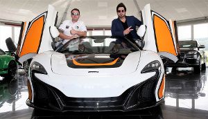 Die Kanz-Brüder posen mit einem McLaren. Foto: privat Foto: Schwarzwälder-Bote
