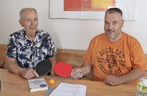 Sie lassen sich von ihrer Krankheit nicht unterkriegen: Klaus Müßigmann aus Geisingen (links) und Ralf Bednarz aus Reiselfingen haben einen Ping-Pong-Parkinson-Stützpunkt ins Leben gerufen. Foto: Bächle