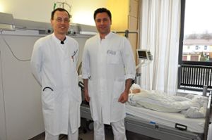 Gemeinsam auf Visite im Zollernalb-Klinikum: Chefarzt Erwin Biecker (links) und der syrische Assistenzarzt Hassan Alainieh. Foto: Ungureanu Foto: Schwarzwälder Bote