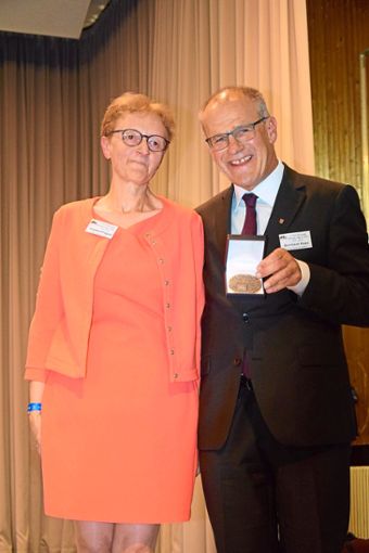Von Carmen Friquet bekam Bernhard Haas die  Medaille der Gemeinde Scey-sur-Saône überreicht. Foto: Schwarzwälder Bote