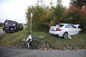 Bei einem Unfall auf der Stumpenkreuzung bei Obereschach sind am Donnerstagmorgen zwei Personen schwer verletzt worden. Foto: Eich