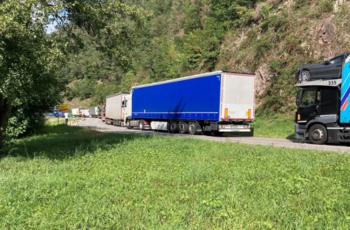 Vor allem auch Lastwagen standen im Stau auf der B 462 zwischen Schiltach und Schramberg. Foto: Wegner