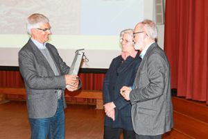 Renate und Willi Bröhl bedankten sich bei Werner Deigendesch (links).  Foto: Störr Foto: Schwarzwälder Bote