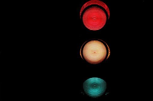 Nach Gelb folgt automatisch Grün, wenn die Ampel zuvor Rot angezeigt hat? Nicht immer, wie eine Frau in Rottweil erfahren musste. (Symbolfoto) Foto: dpa (Symbolbild)