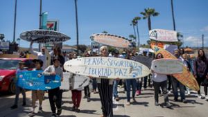 Einheimische protestieren im mexikanischen Ensenada gegen die Morde an Surfern. Foto: Karen Castaneda/AP/dpa