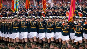 Russische Soldatinnen marschieren während einer Generalprobe auf dem Roten Platz in Moskau. Russland feiert jedes Jahr am 9. Mai den Sieg im Zweiten Weltkrieg mit einer Militärparade. Foto: Alexander Zemlianichenko/AP/dpa